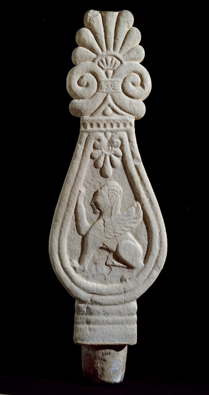 Etruskisk civilisation: gravstele i gres decoree af silhuetten af en løvevinge fra Londa i Italien. 550-500 f.Kr. Firenze, Museo Archeologico af Etruscan