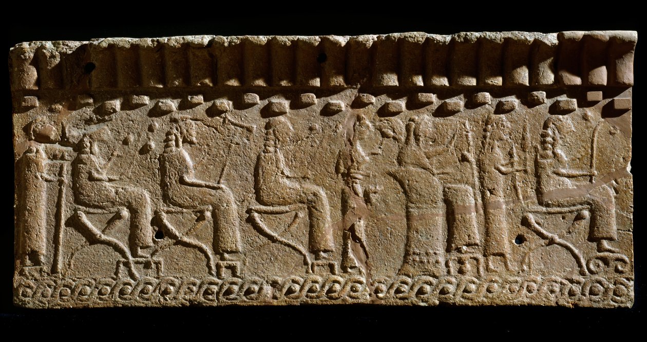 Etruskisk civilisation: terracotta frise prydet med lave relieffer af guddommelige og siddende dignitærer. 580 f.Kr. Dim. 24x54 cm. Fra Murlo Palace. Murlo, Antiquarium Comunale af Etruscan