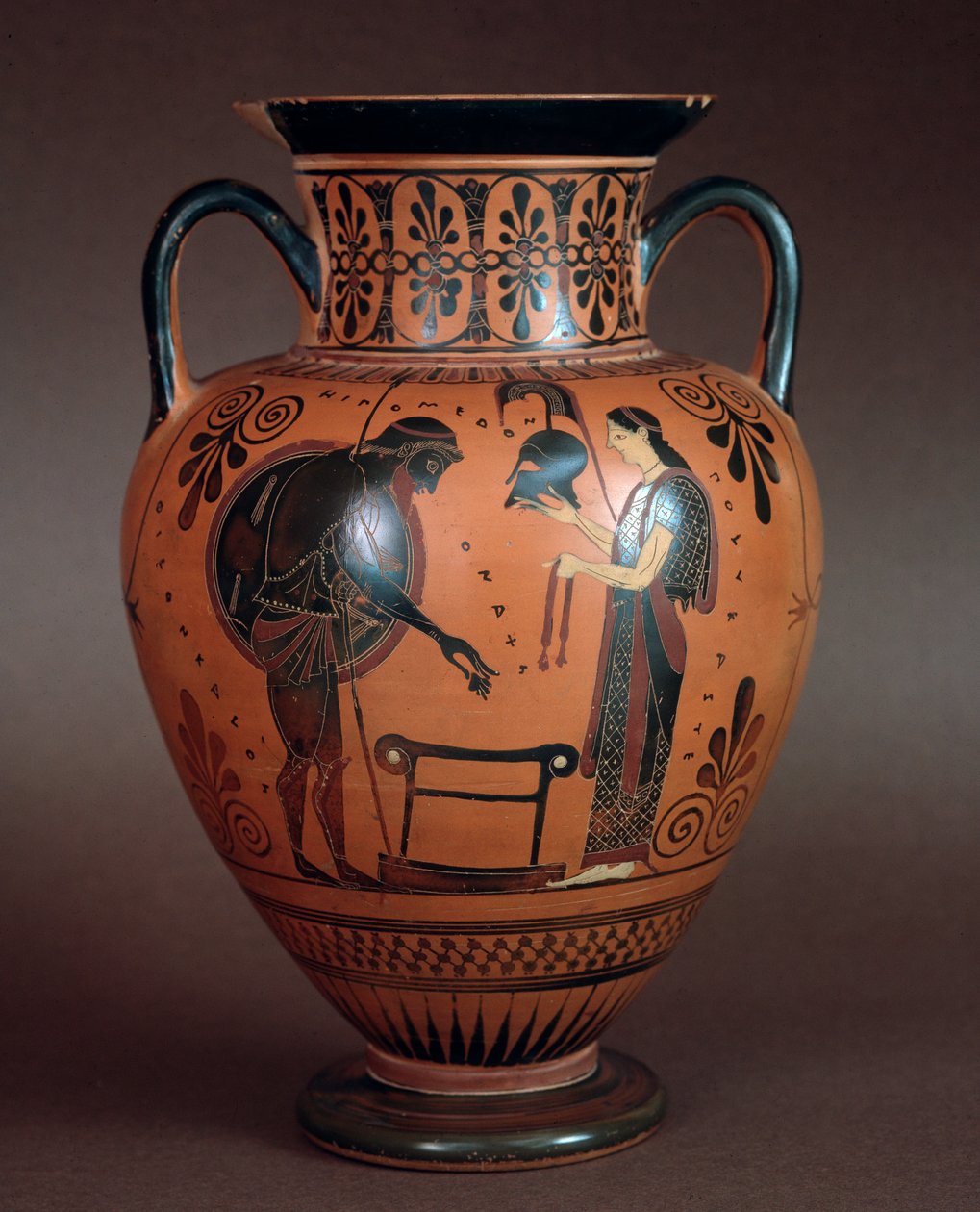 Etruskisk civilisation: terracottahydria, der repræsenterer Thetis, der overgiver våben til sin søn Achilles, 550-500 f.Kr. Fra Cerveteri, Italien af Etruscan