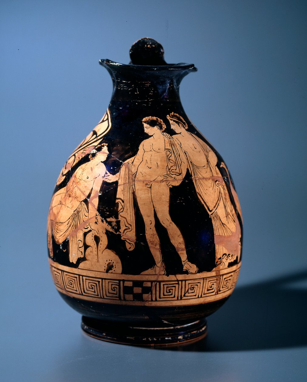 Etruskisk civilisation: terracotta oenocho dekoreret ved maleren af Alcestis værksted, der repræsenterer en ung mand, der sidder og taler med to andre stående personer, 360-340 f.Kr. fra Tarquinia, Italien af Etruscan