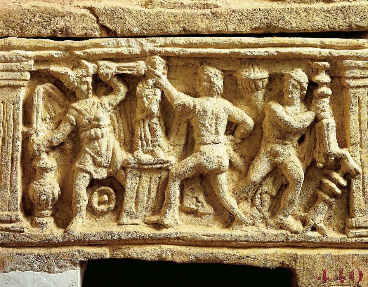 Etruskisk civilisation, tufstensurne med scener af gallere, der plyndrer templer af Etruscan