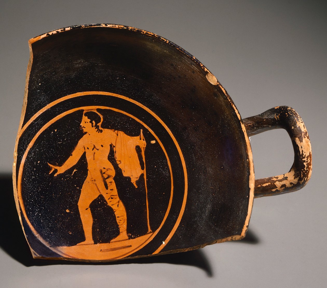 Kylix af Pteriu Paves, et fragment, der forestiller en ung mand og inskription. Rød-figur keramik, fra grav 3 ved Grotti (Toscana). Etruskisk civilisation, 4. århundrede f.Kr. af Etruscan