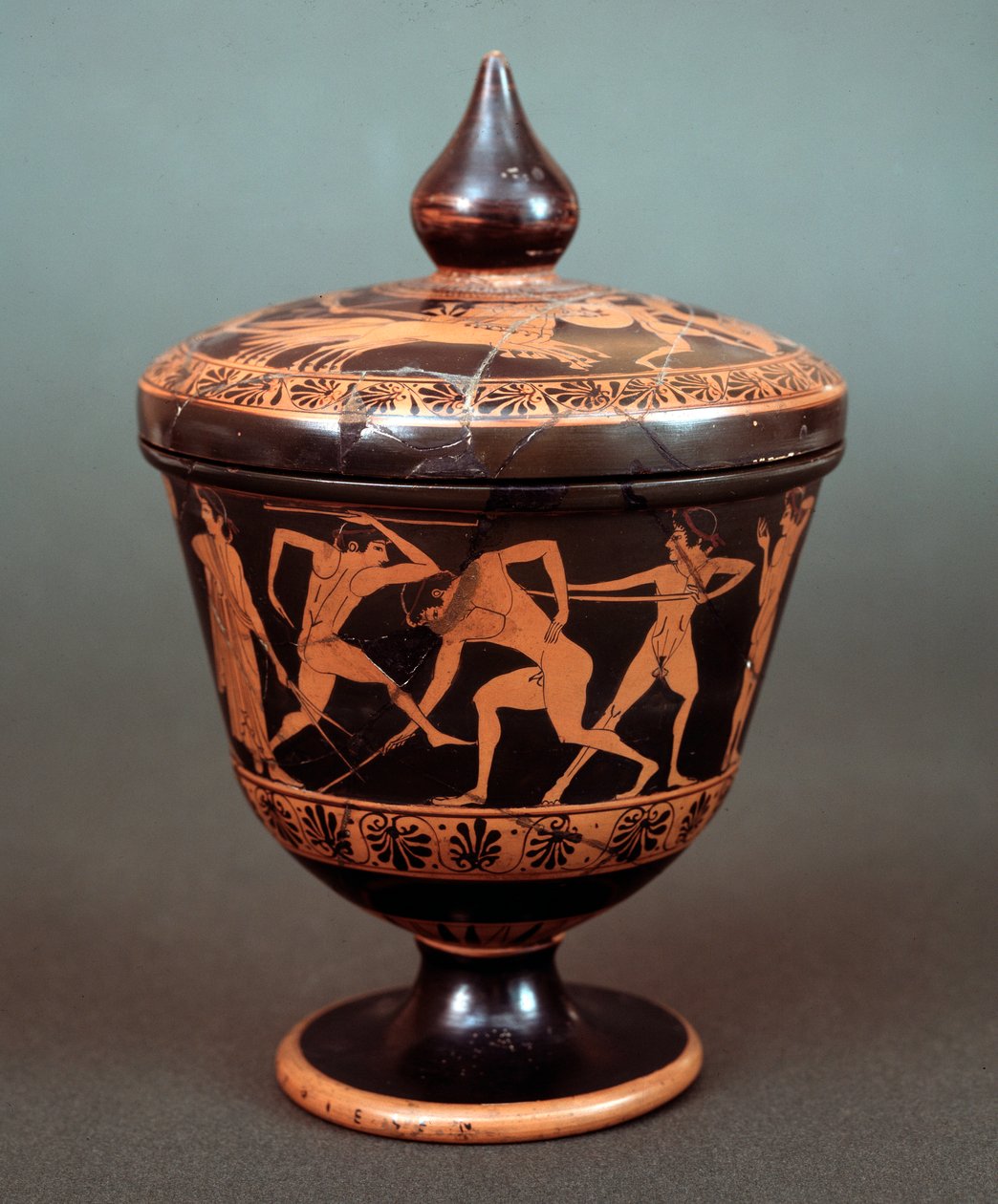 Pyxis med fremstilling af en scene fra en palæstras, terracotta, 520-500 f.Kr. af Etruscan