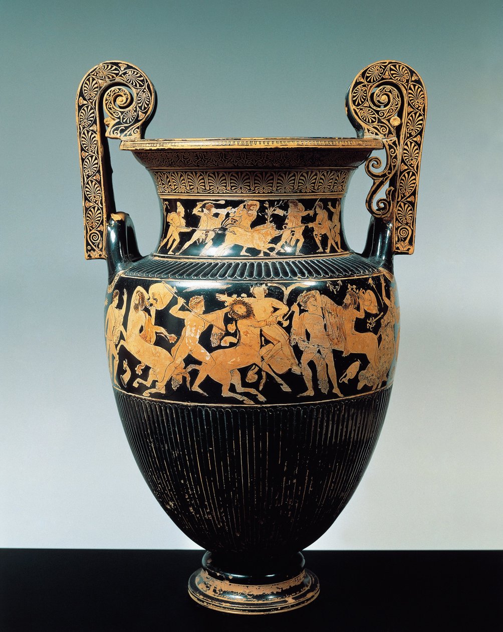 Keramik med røde figurer, loftskrater med scener af calydonsk ornejagt og kamp mellem kentaurer, fra den etruskiske nekropolis ved Spina, Emilia Romagna-regionen, Italien af Etruscan