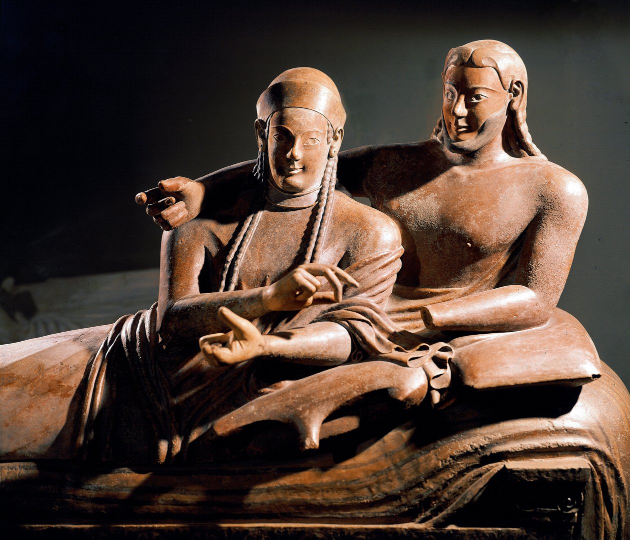 Etruskisk kunst: Sarcophagus des spouses, terracotta sulpte gruppe af et par på begravelsessengen - Detail, fra Cerveteri, Italien. 525-500 f.Kr. Paris, musee du Louvre - Etruskisk civilisation: Ægtefællernes sarkofag - Terracotta-skulptur (detalje) fra Ce af Etruscan Etruscan