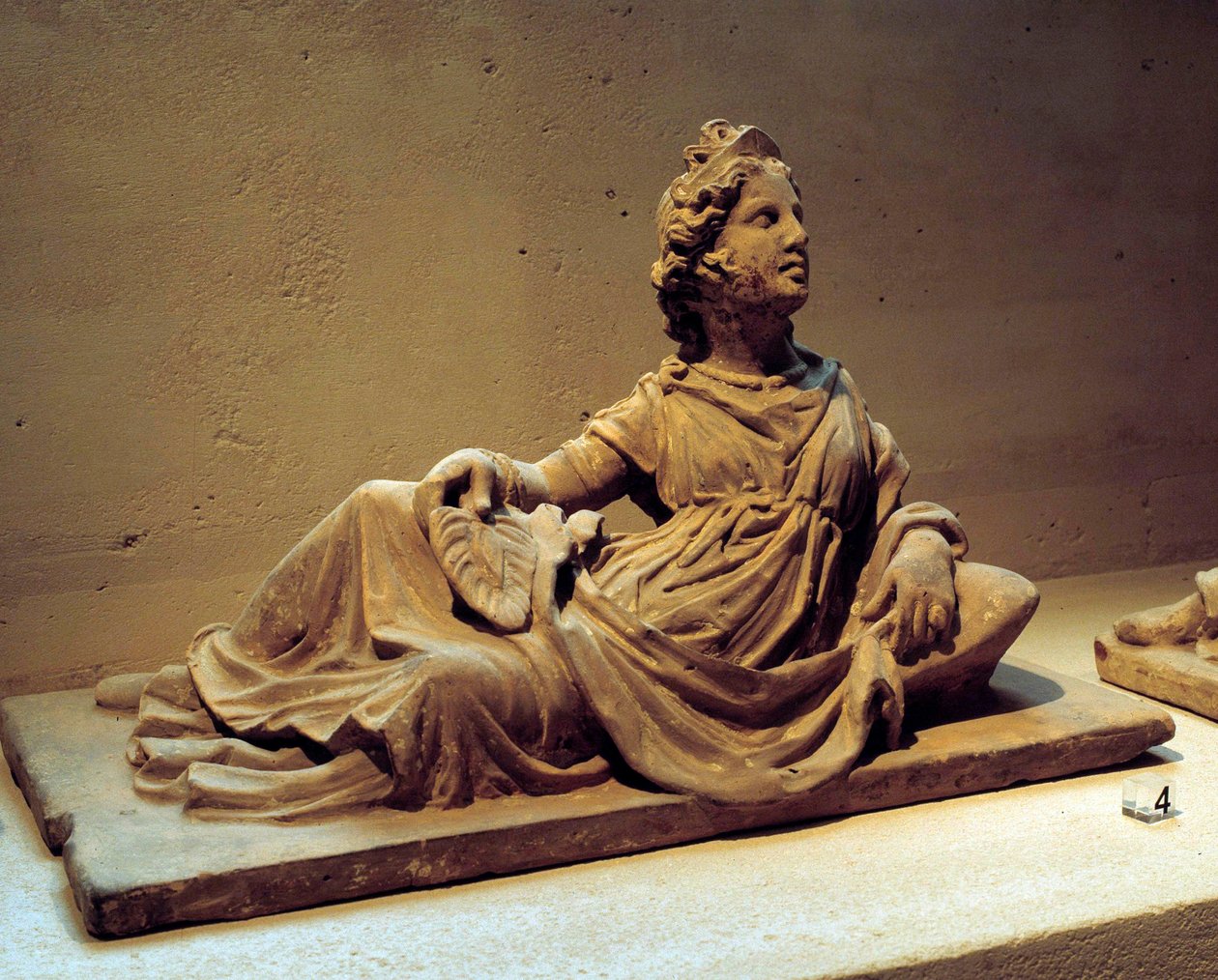 Etruskisk kunst: begravelsesurneomslag, der forestiller den afdødes kone, der holder en vifte. Fra begravelsesmonumentet Chiusi (Toscana, Italien). 2. århundrede e.Kr. Paris, Louvre-museet af Etruscan Etruscan