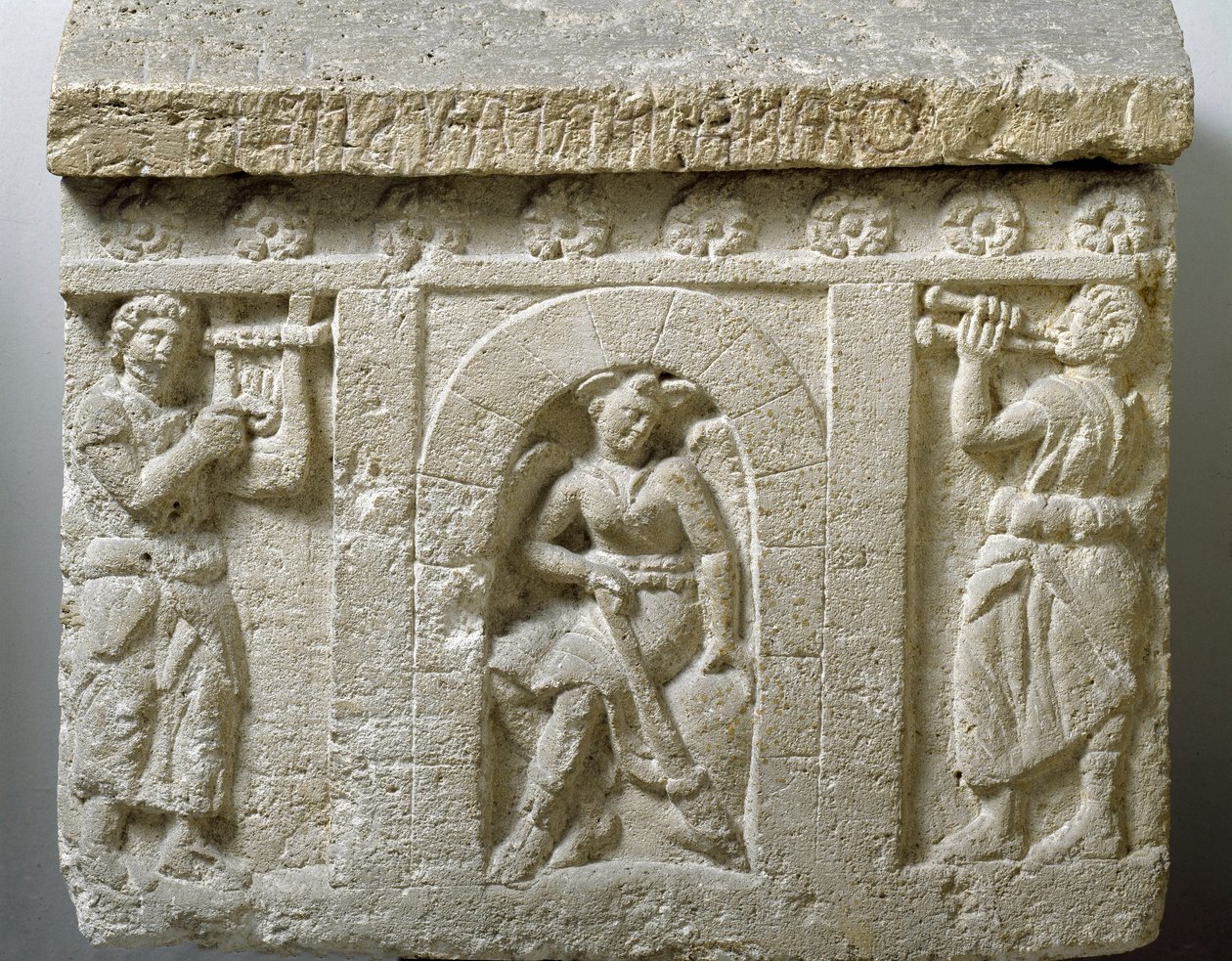Etruskisk kunst: "" Lasaen, Dødens Genie ved indgangen til Helvede"" Lavt relief af en urne fra Chiusi. 3. eller 2. århundrede f.Kr. Palermo, det nationale arkæologiske museum af Etruscan Etruscan