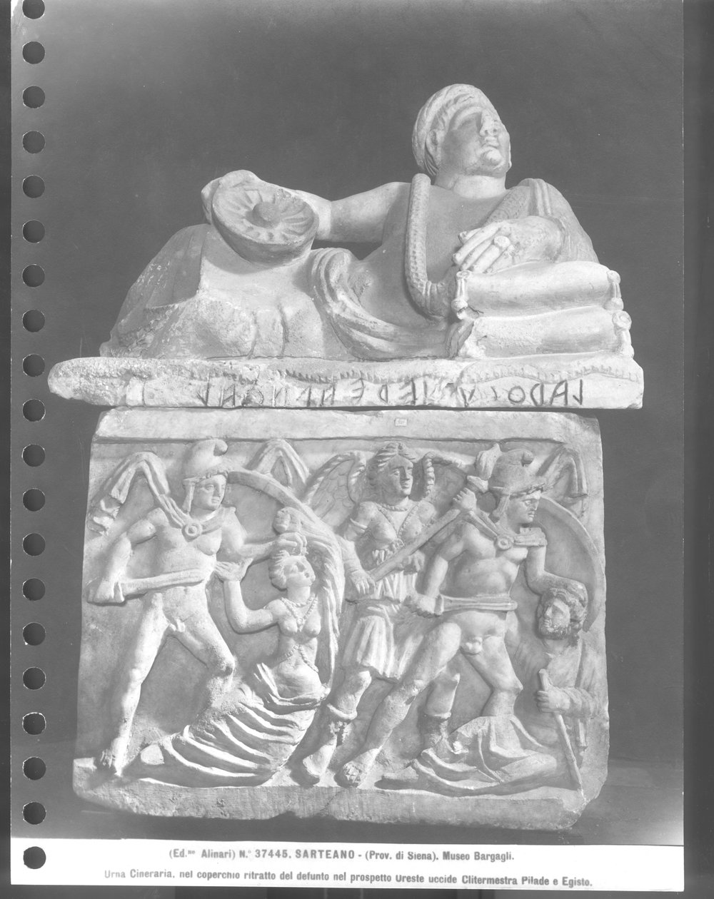 Orestes dræber Clytemnestra og Pylades dræber Egisthe, Cinerary Urne (marmor) (s/h foto) af Etruscan Etruscan