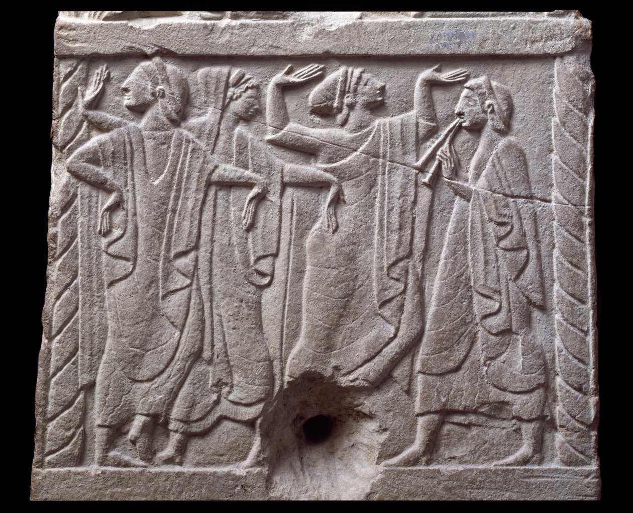 Relief med dansere fra en marmormilepæl i Chiusi, Italien, 6. århundrede f.Kr. af Etruscan Etruscan