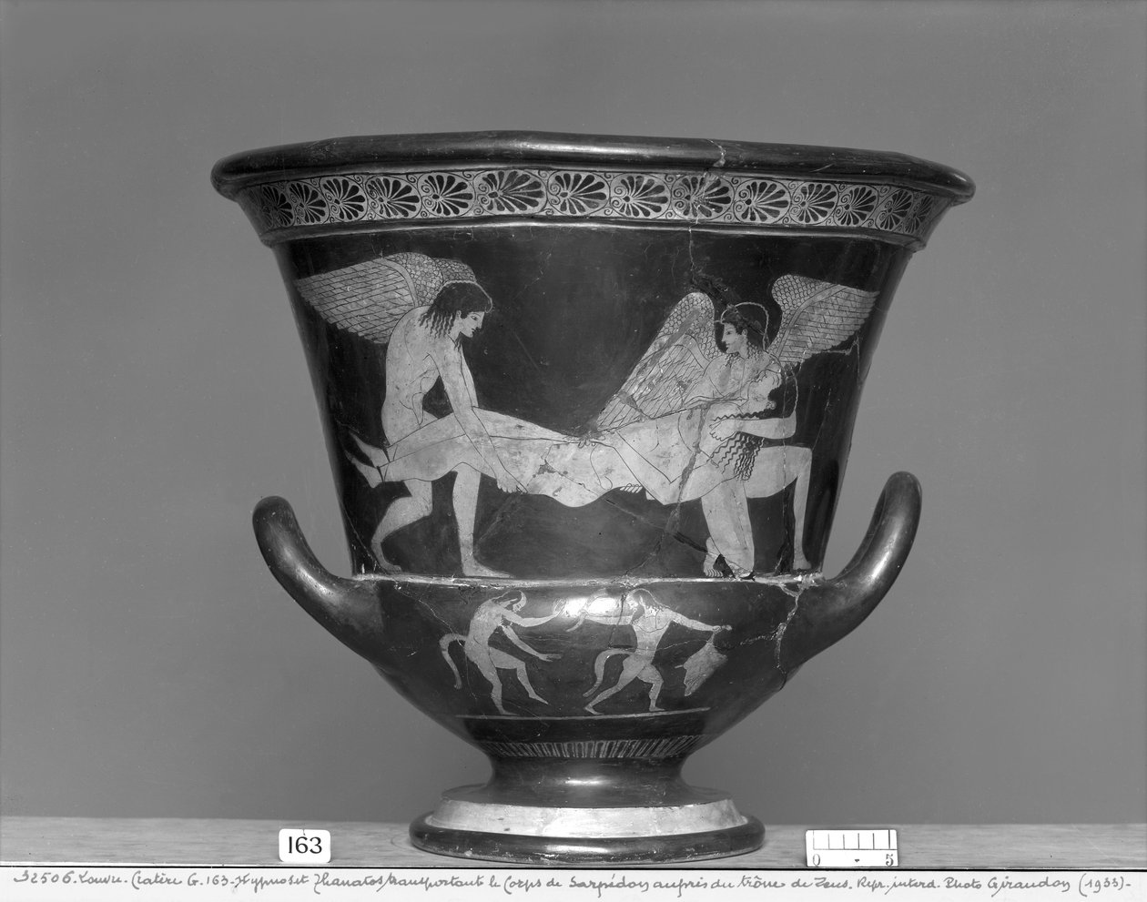Attic rød-figur calyx krater forestiller Hypnos og Thanatos, der bærer liget af Sarpedon (keramik) af Eucharides Painter