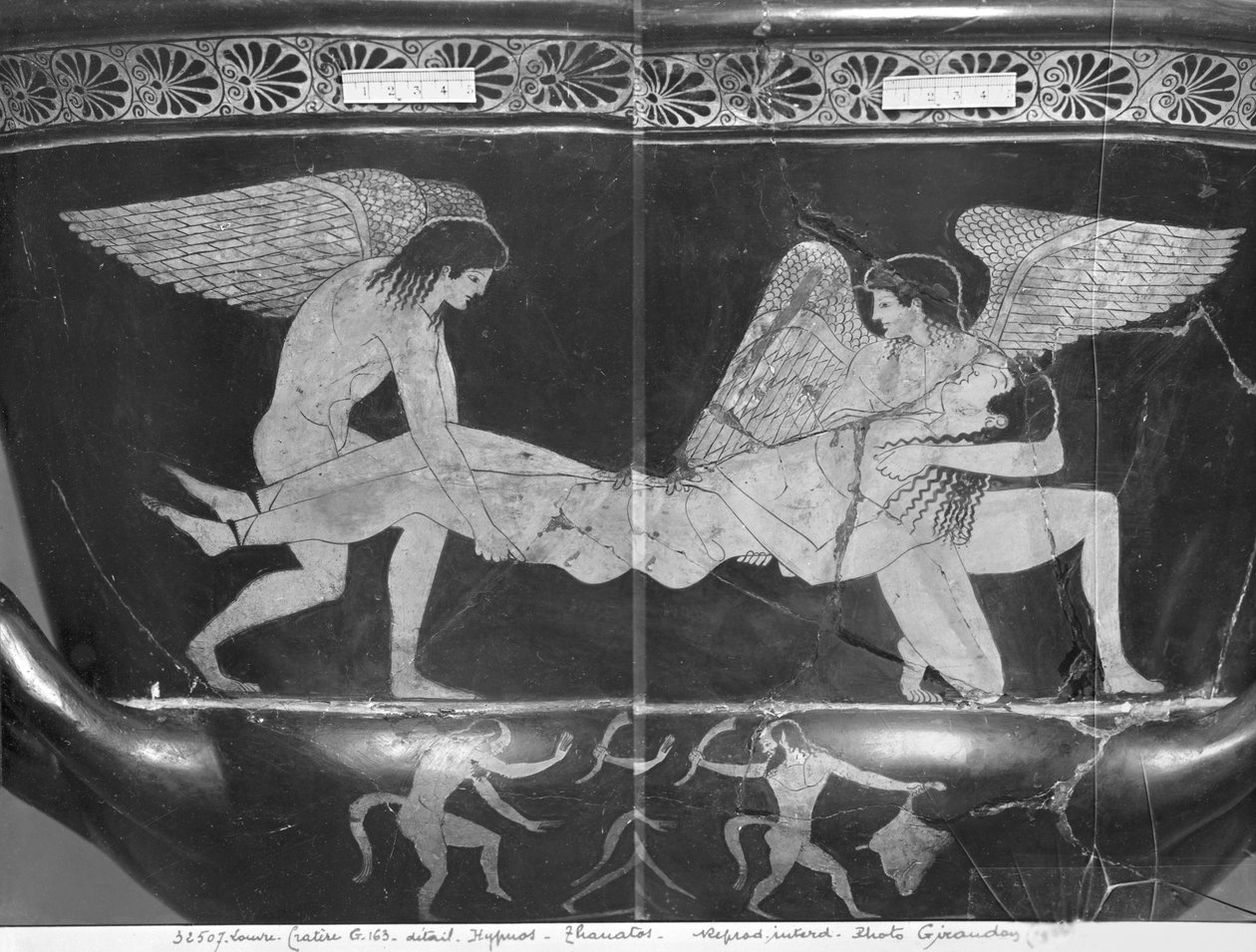 Attic red-figure calyx crater depicting Hypnos and Thanatos carrying the body of Sarpedondani af Eucharides Painter