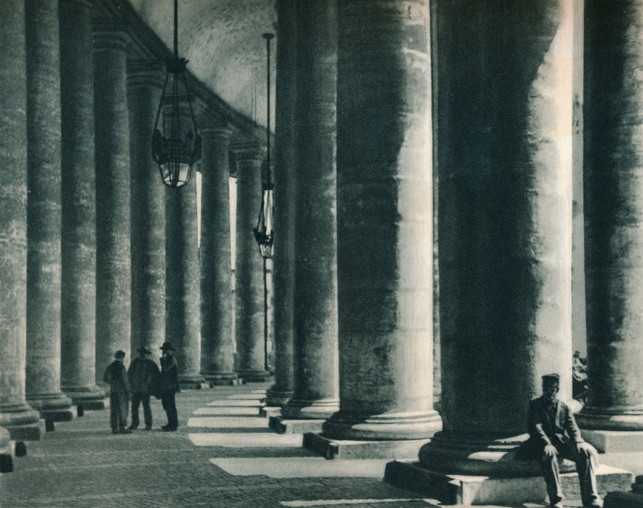 En del af søjlegangen ved Peterspladsen, Rom, Italien, 1927 af Eugen Poppel