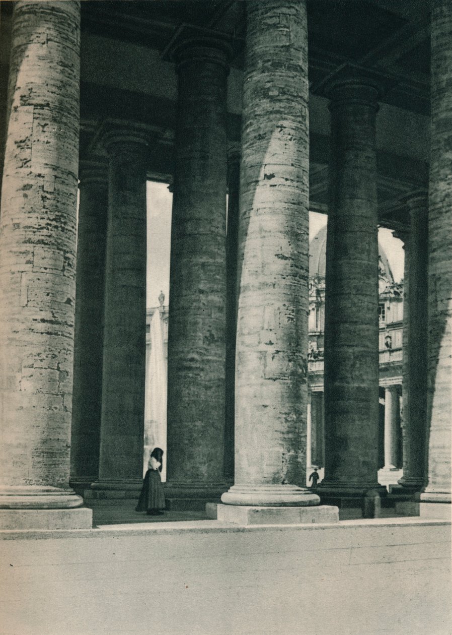 En del af søjlegangen på Peterspladsen, Rom, Italien, c1926 1927 af Eugen Poppel