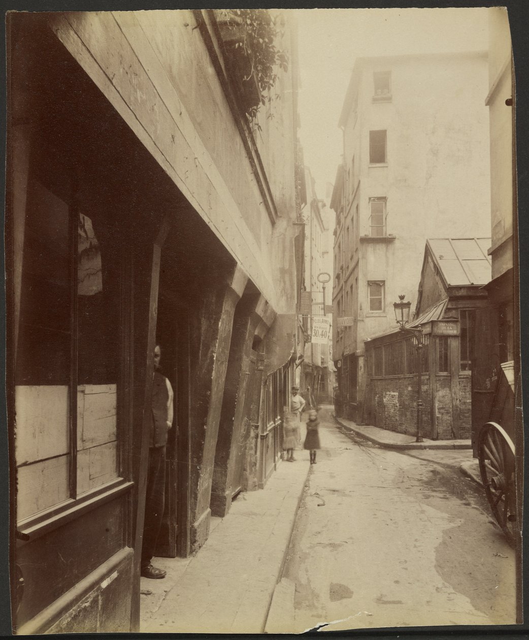 På hjørnet af Rue de Venise, ved nr. 14 (4.) af Eugène Atget