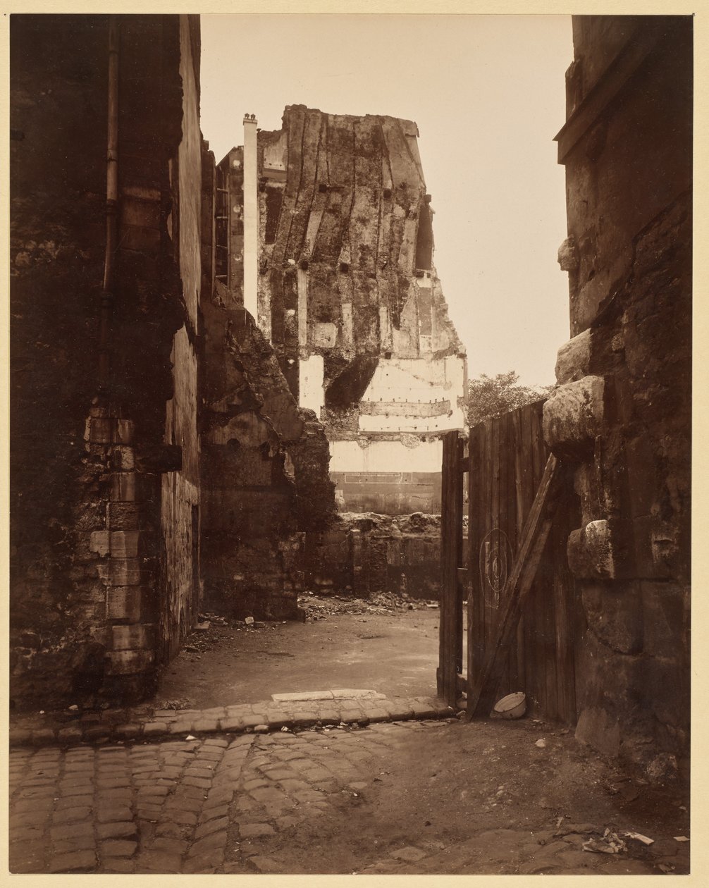 Gadehjørne ved kirkegården, Saint-Benoît af Eugène Atget
