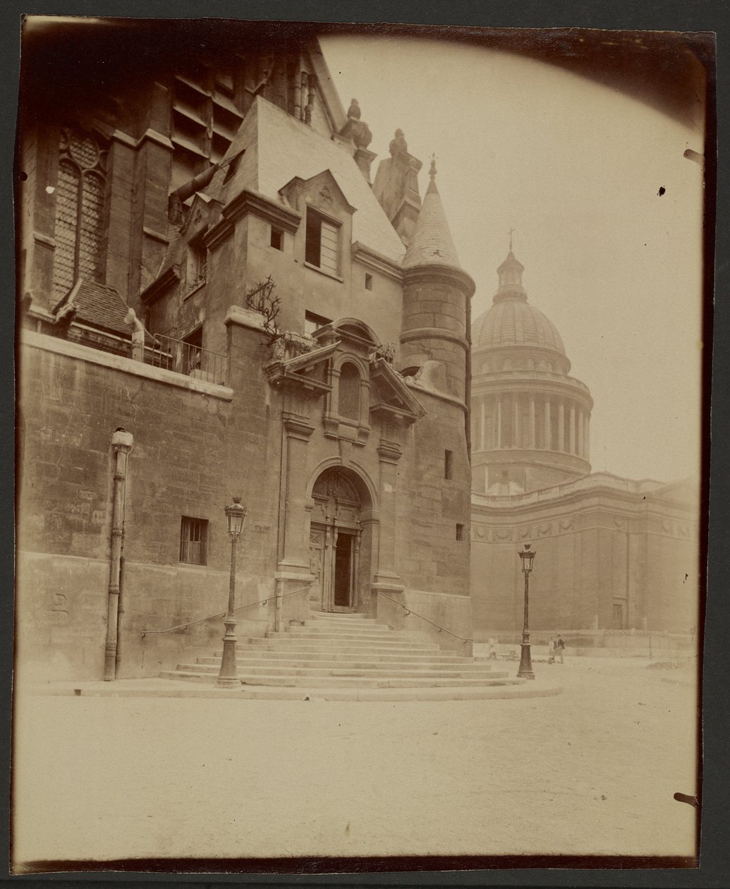 [Saint-Étienne-du-Mont-kirken og Panthéon] af Eugène Atget