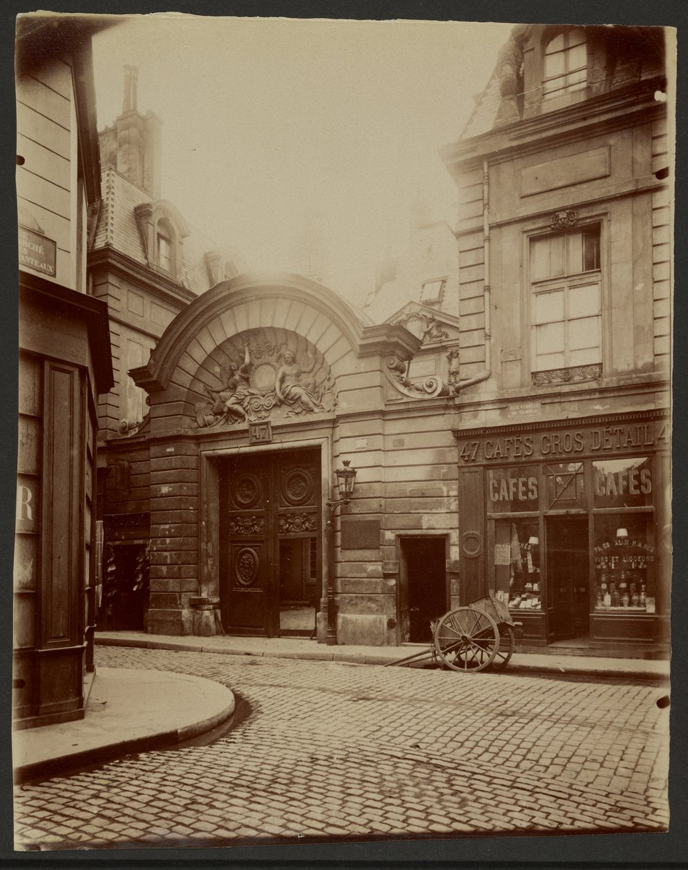 Indgang til et privat palæ, Rue Vieille du Temple 47 af Eugène Atget