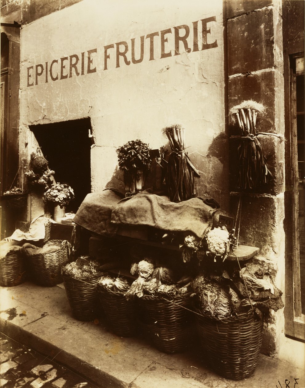Købmandsbutik og frugtforretning af Eugène Atget
