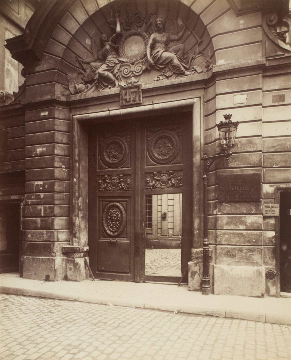 H√otel des Ambassadeurs de Hollande, 47 rue Vieille-du-Temple,1900 (foto) af Eugène Atget