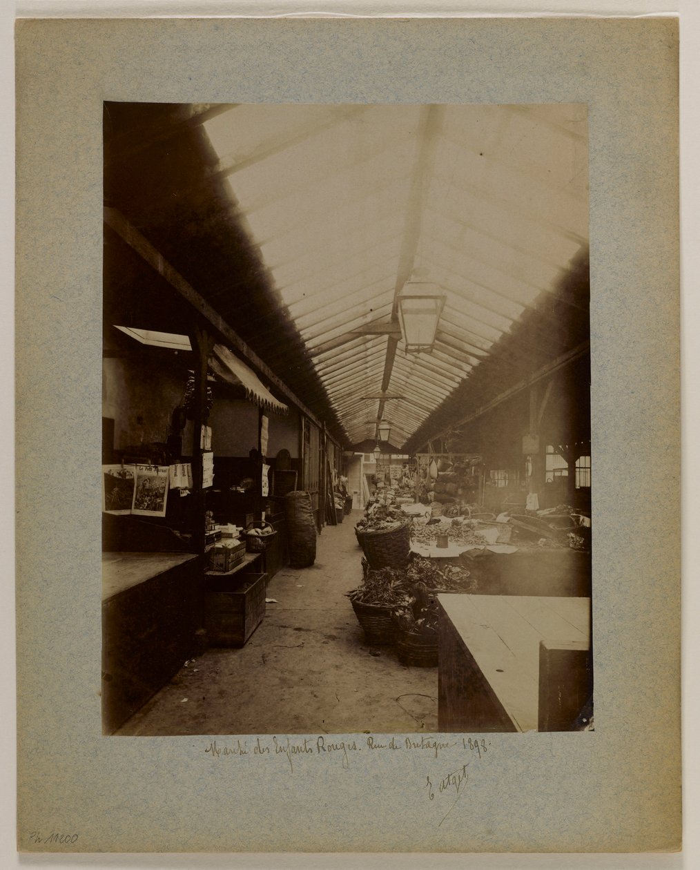 Marché des Enfants-Rouges, rue de Bretagne, 3. arrondissement, Paris af Eugène Atget
