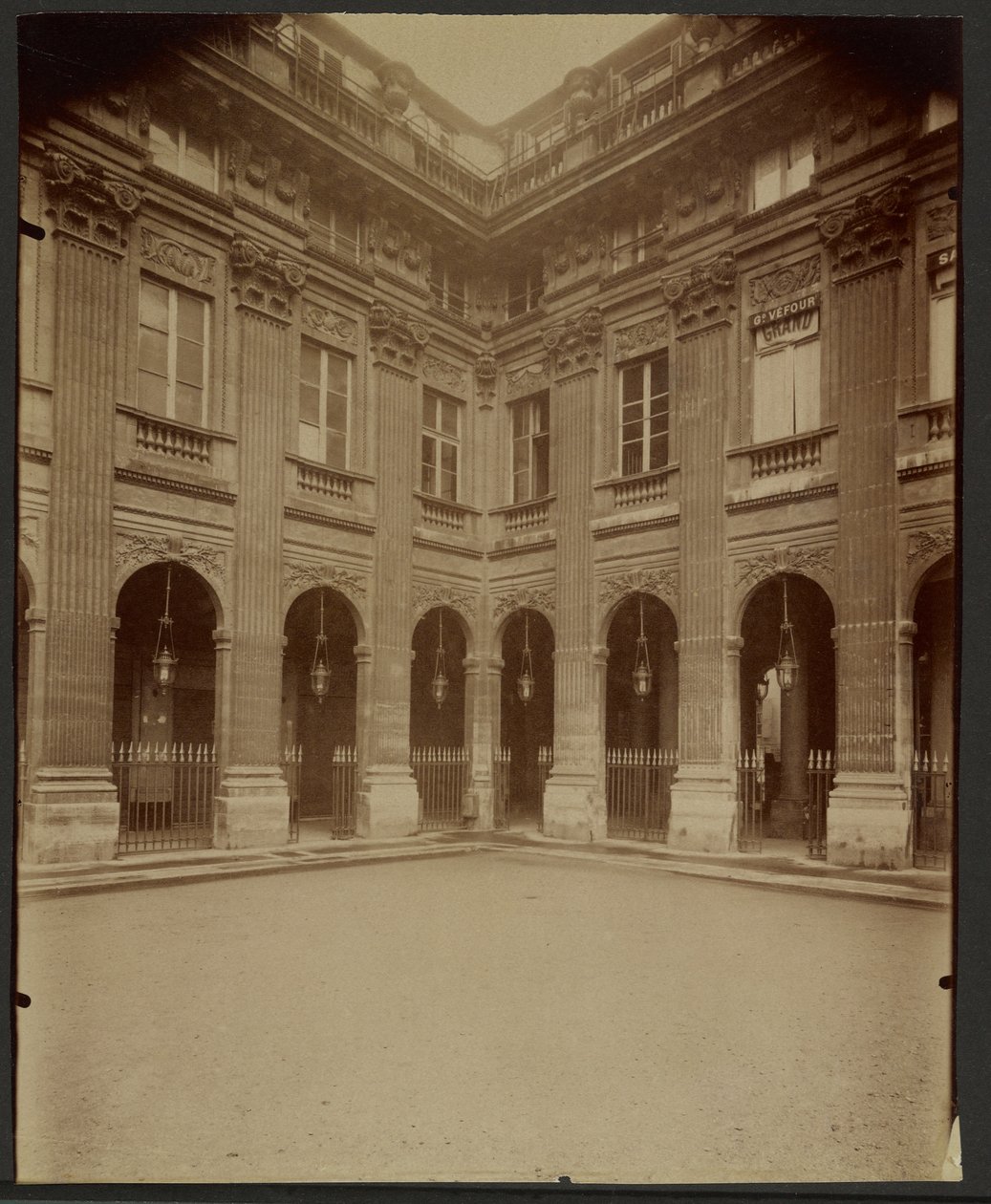 Palais-Royal af Eugène Atget