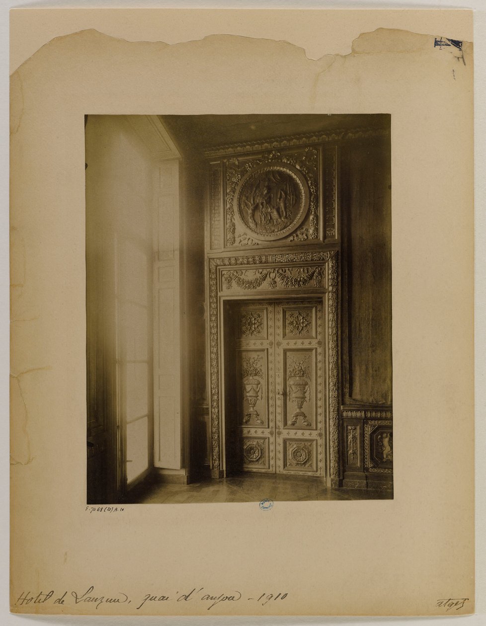 Udskåret dør, interiør, Hotel Lauzun af Eugène Atget