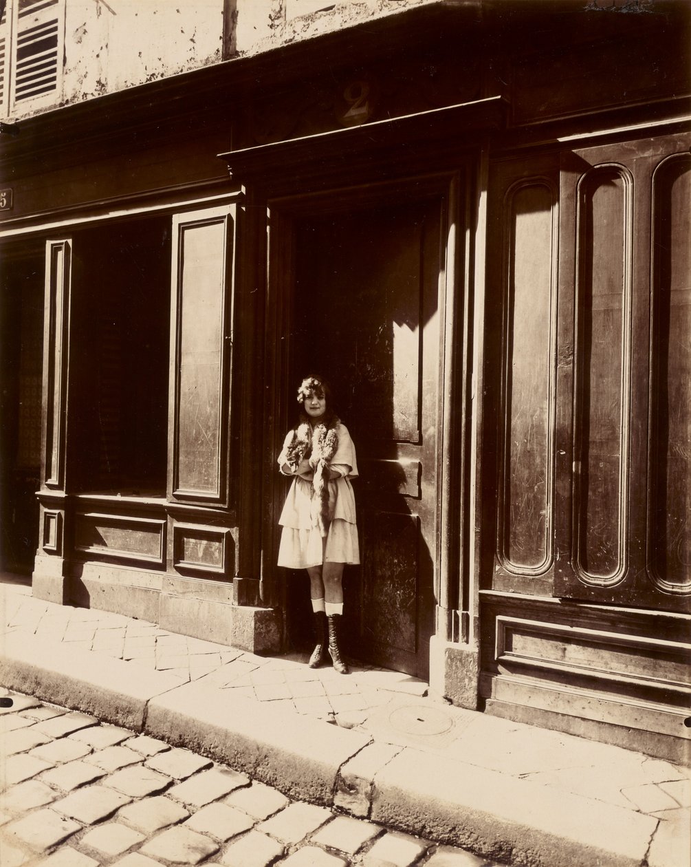 [Versailles, bordel, Petit Place, marts 1921 (bordel, Versailles, Petit Place, marts 1921)] af Eugène Atget