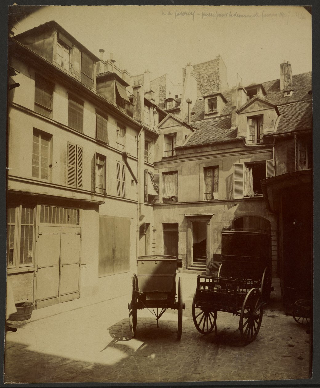 Gammelt hus, Rue de Fourcy, passage fra kvarteret til Fourcys bolig af Eugène Atget