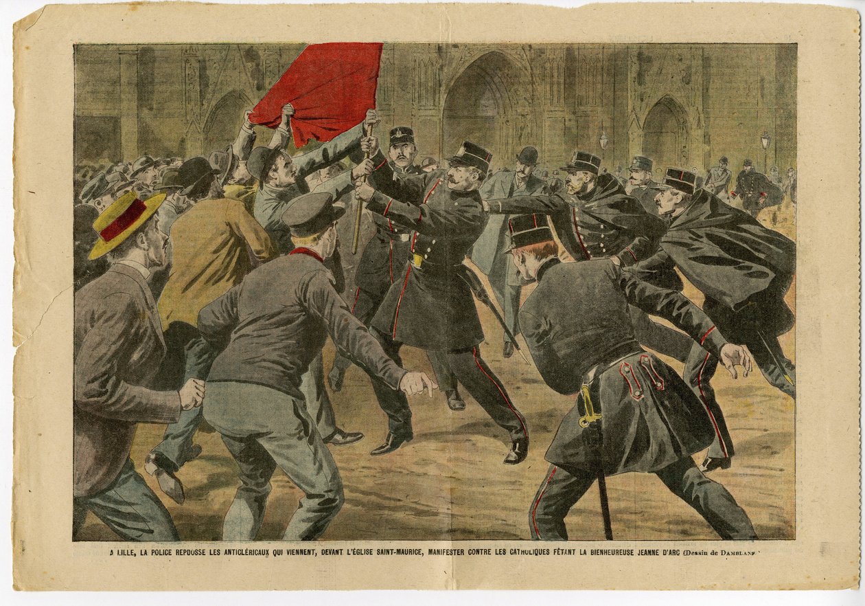 Illustration af Eugene Damblans (1865-1945) i Le Pelerin, 23/05/09 - I Lille afviser politiet antiklerikerne, der kommer foran kirken Saint-Maurice for at protestere mod katolikkerne, der lænker den salige Jeanne d