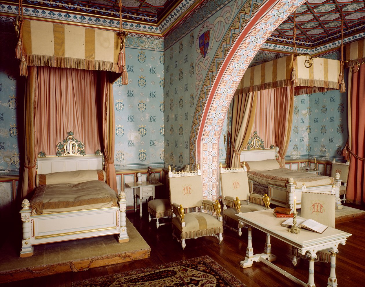 Pink værelse med møbler af Eugene Viollet le Duc (1814-1879) og Edmond Clement-Louis-Marie-Duthoit (1837-1889), Chateau Neuf i Chateau de Roquetaillade, Frankrig af Eugene and Duthoit Edmond Viollet Le Duc