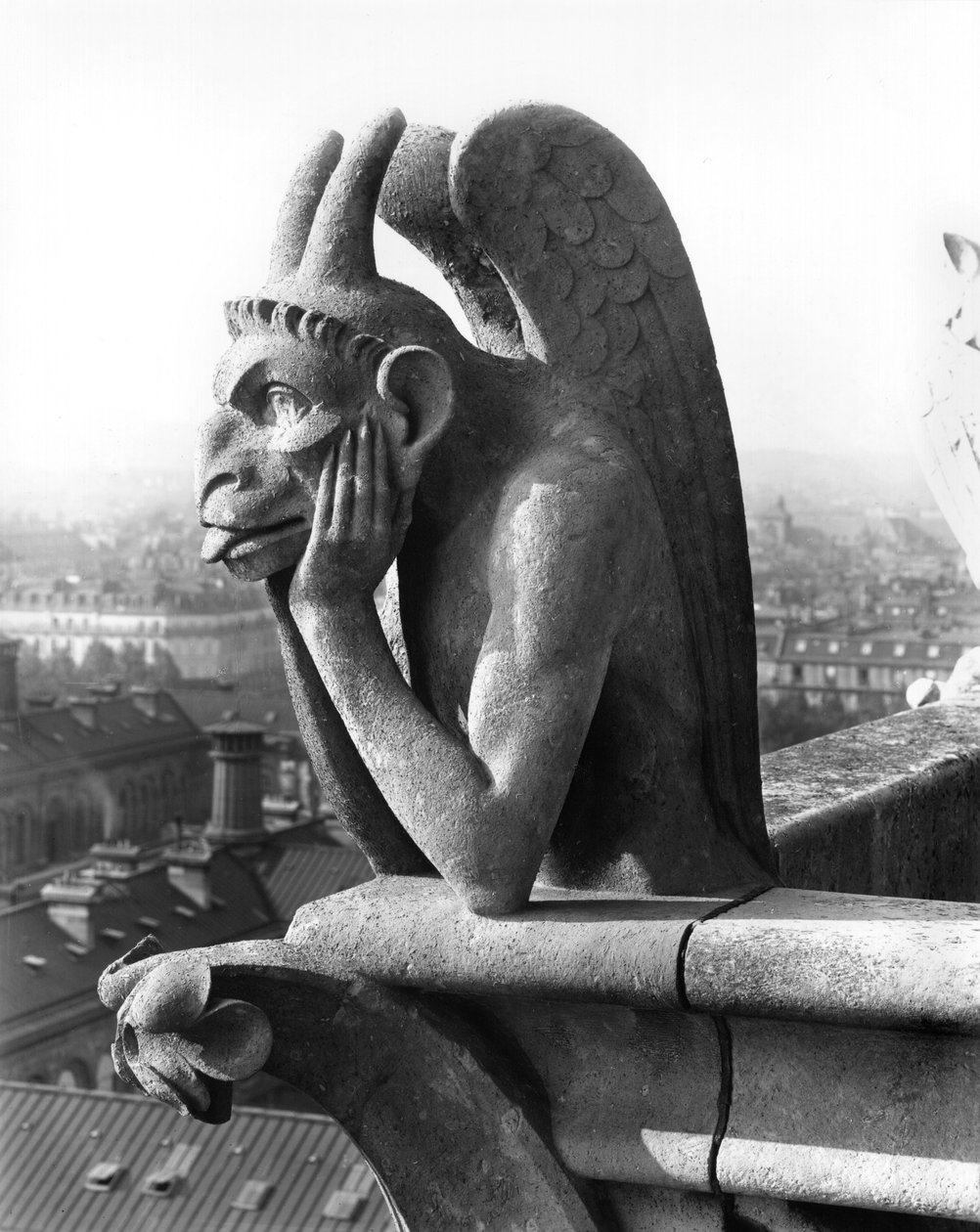 Dæmongargoyle fra balustraden i Grande Galerie på vestfacaden, replika af en original fra det 12. århundrede (sten) (s/h foto) af Eugene Emmanuel Viollet le Duc