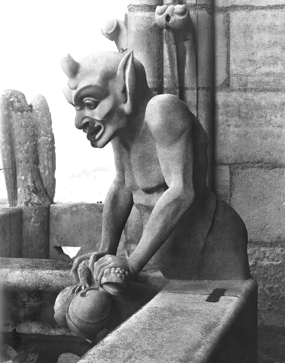 Gargoyle fra balustraden i Grande Galerie, djævelen holder en tudse, replika af en original fra det 12. århundrede (sten) (s/h foto) af Eugene Emmanuel Viollet le Duc