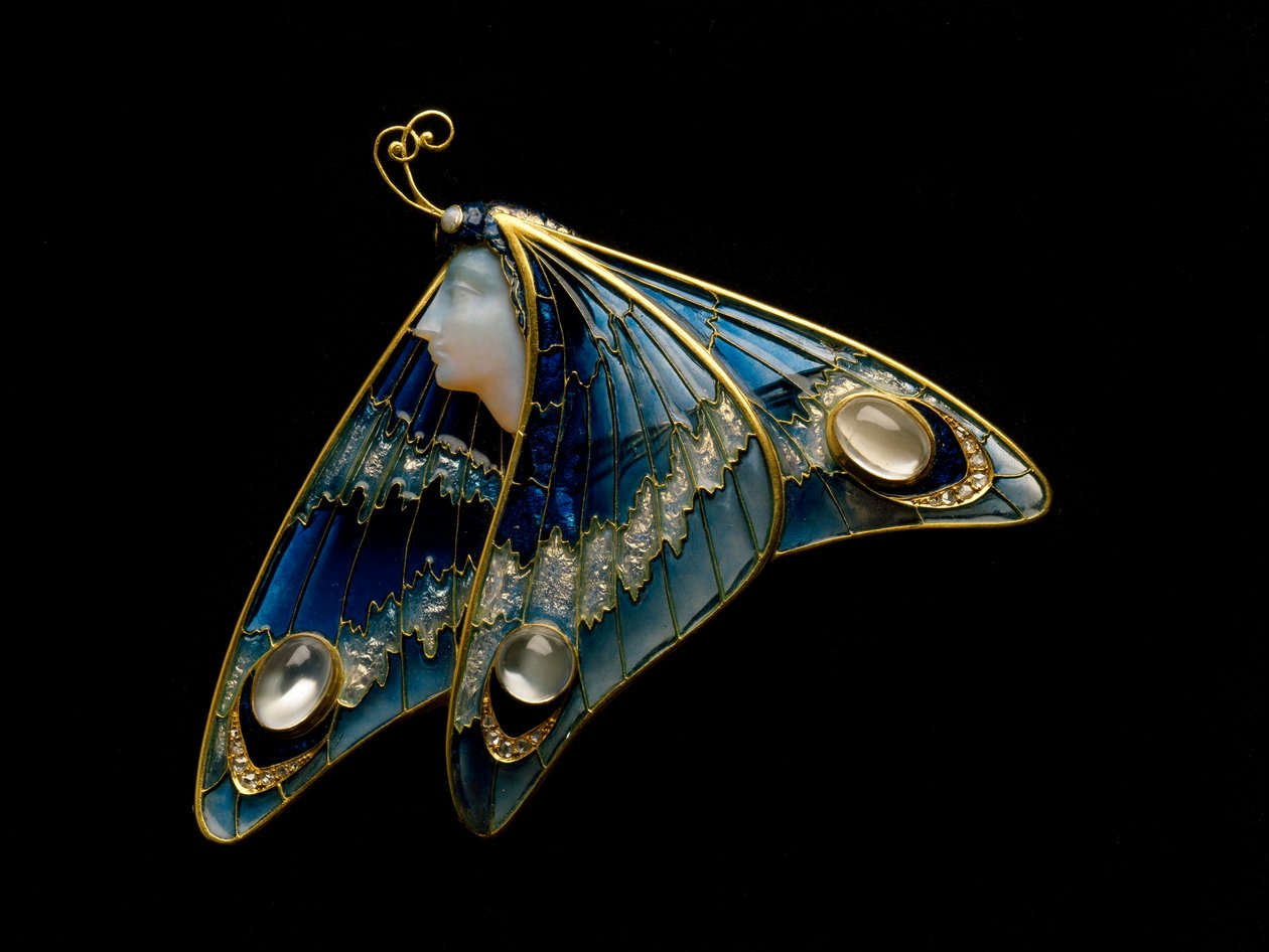Art Nouveau: guldbroche, gennemskinnelig emalje, opal, månesten og diamant i form af en sommerfuglkvinde. Atelier Eugene Feuillatre (1870-1916). 1900 Parma, privat samling - Art Nouveau: guld, gennemskinnelig emalje, opal, månesten og diamant, butterf af Eugene Feuillatre
