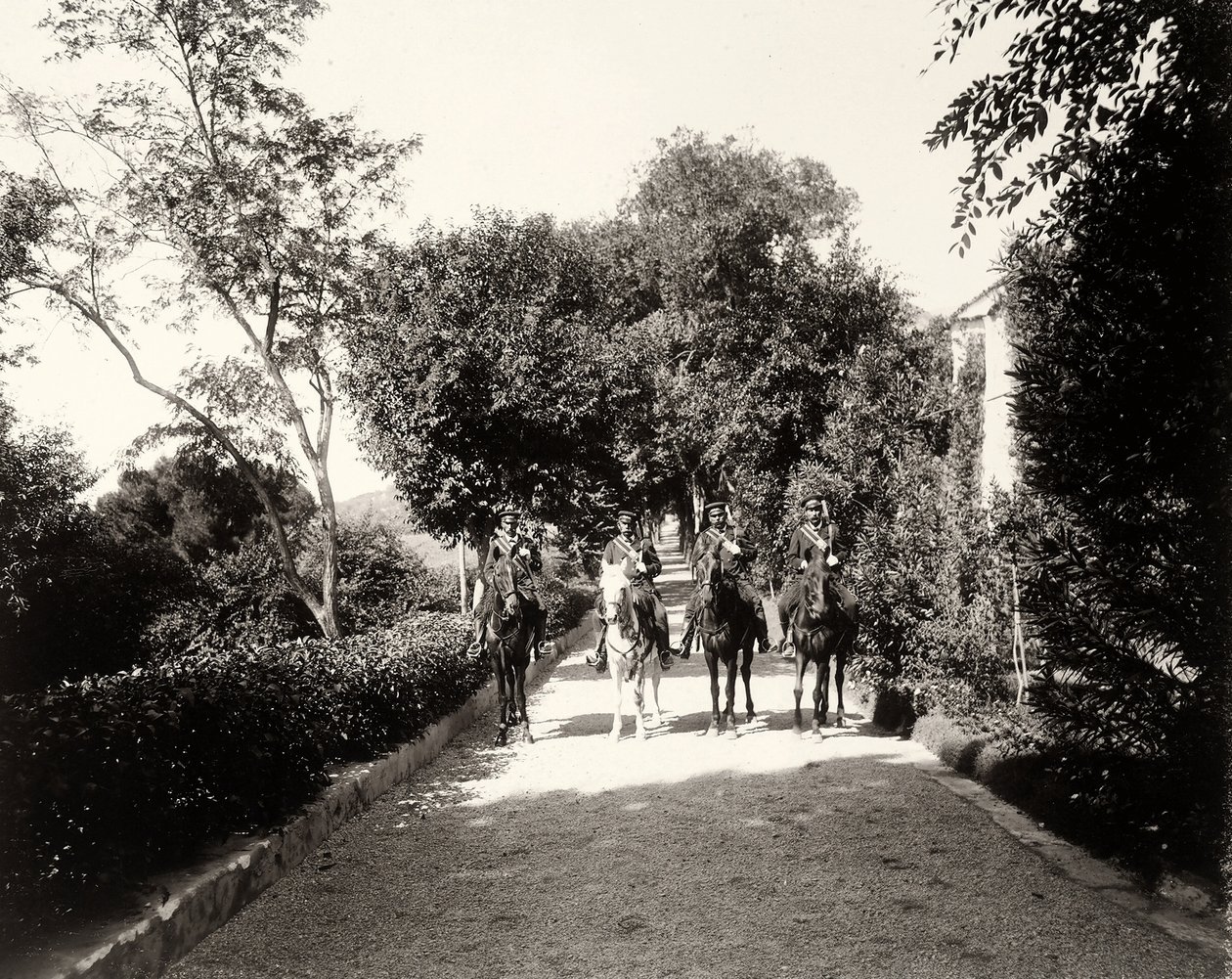 En gruppe uniformerede mænd til hest på gården Lo Zucco, Sicilien, ca. 1900 af Eugenio Interguglielmi