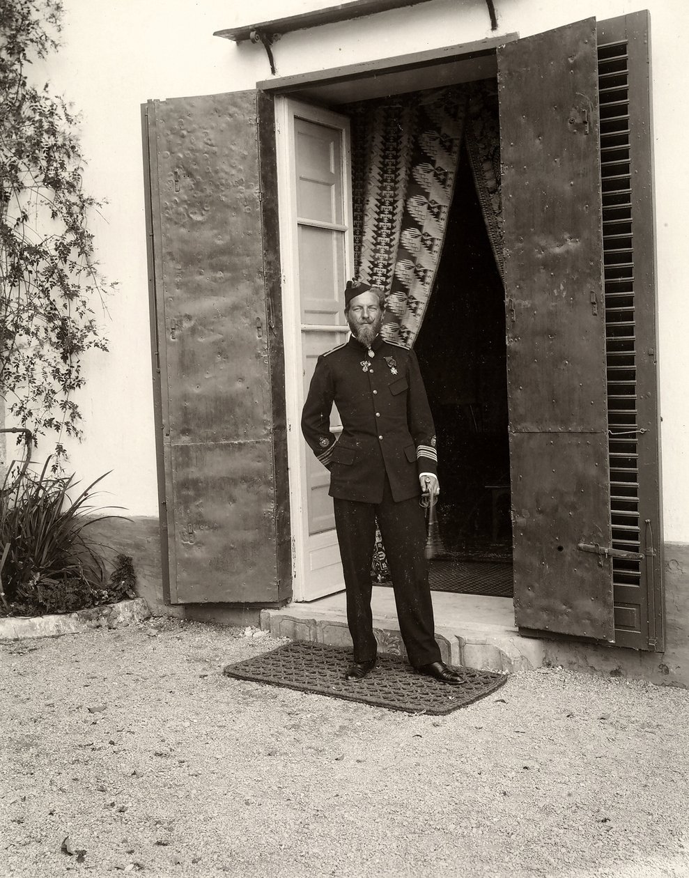 Portræt af en mand i uniform på gården Lo Zucco, Sicilien, 1900 af Eugenio Interguglielmi