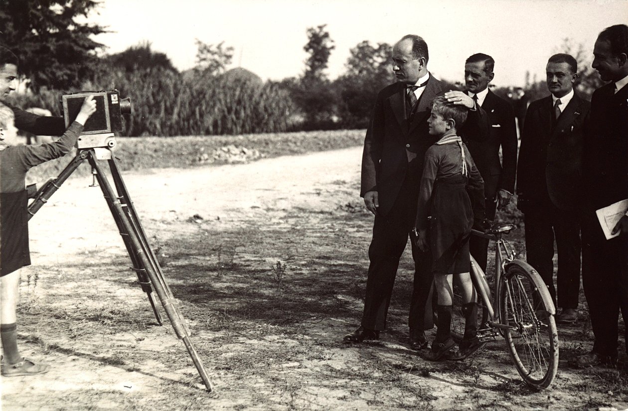 Mussolini poserer med sin søn for en fotograf (s/h-billede) af Eugenio Risi