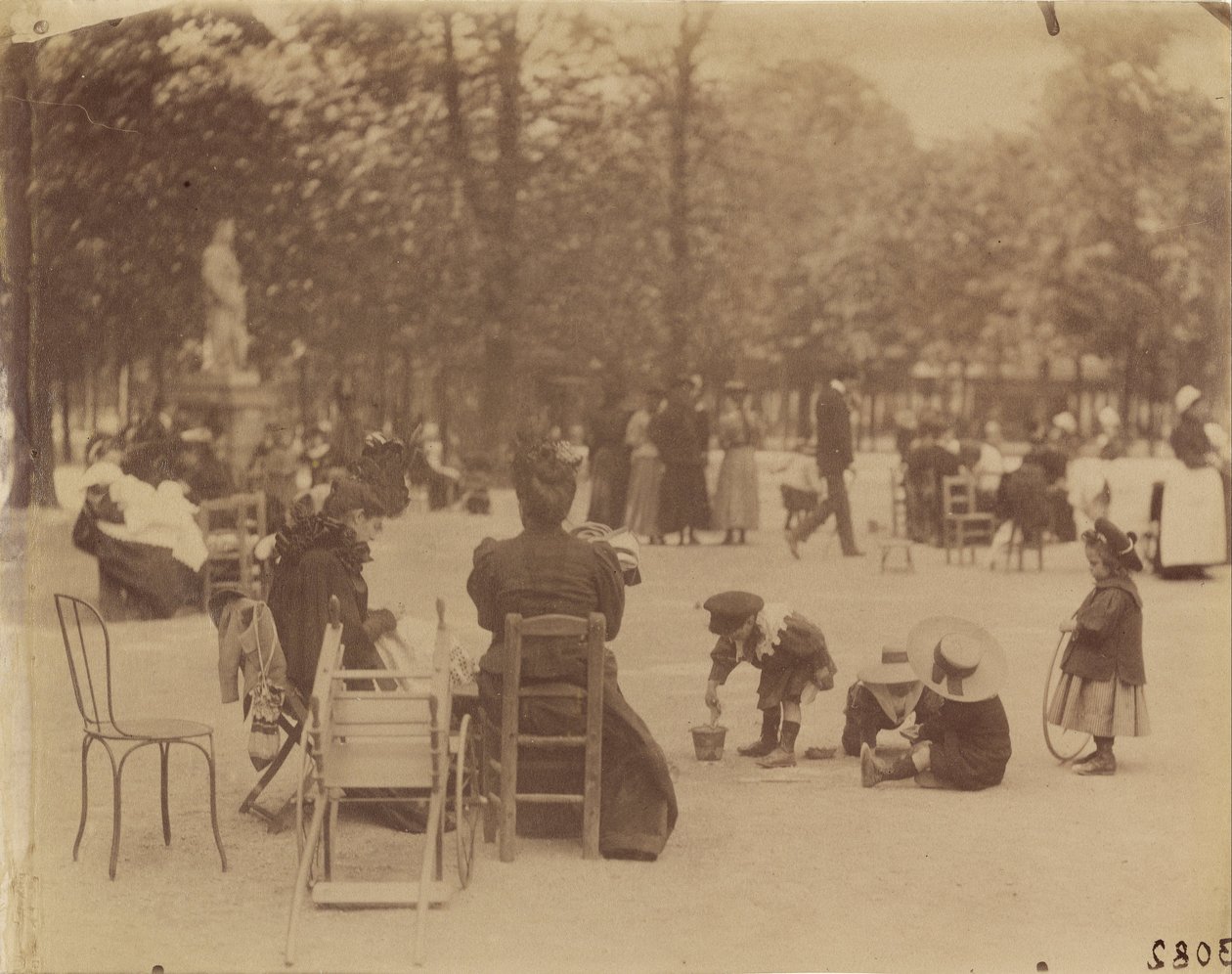 (Kvinder og børn i Luxembourghaverne) af Eugène Atget