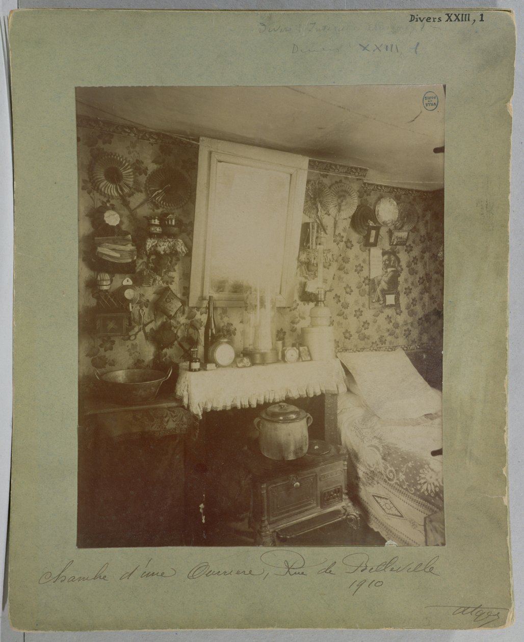 Soveværelse af en kvindelig arbejder, rue de Belleville, Paris, 1910 af Eugène Atget
