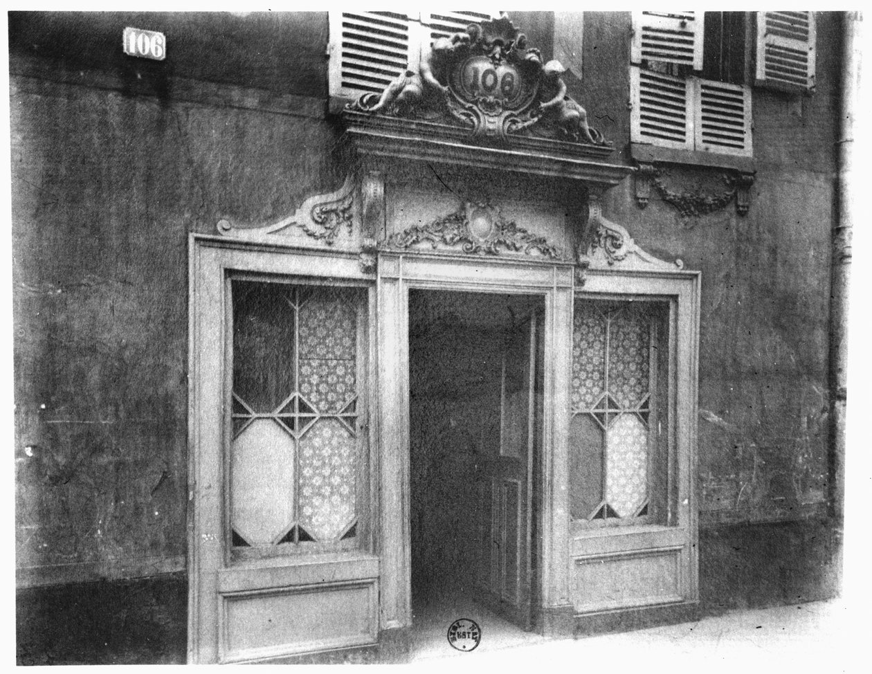 Indgangen til et bordel i Paris, 106 rue de Suffren, ca. 1900 af Eugène Atget