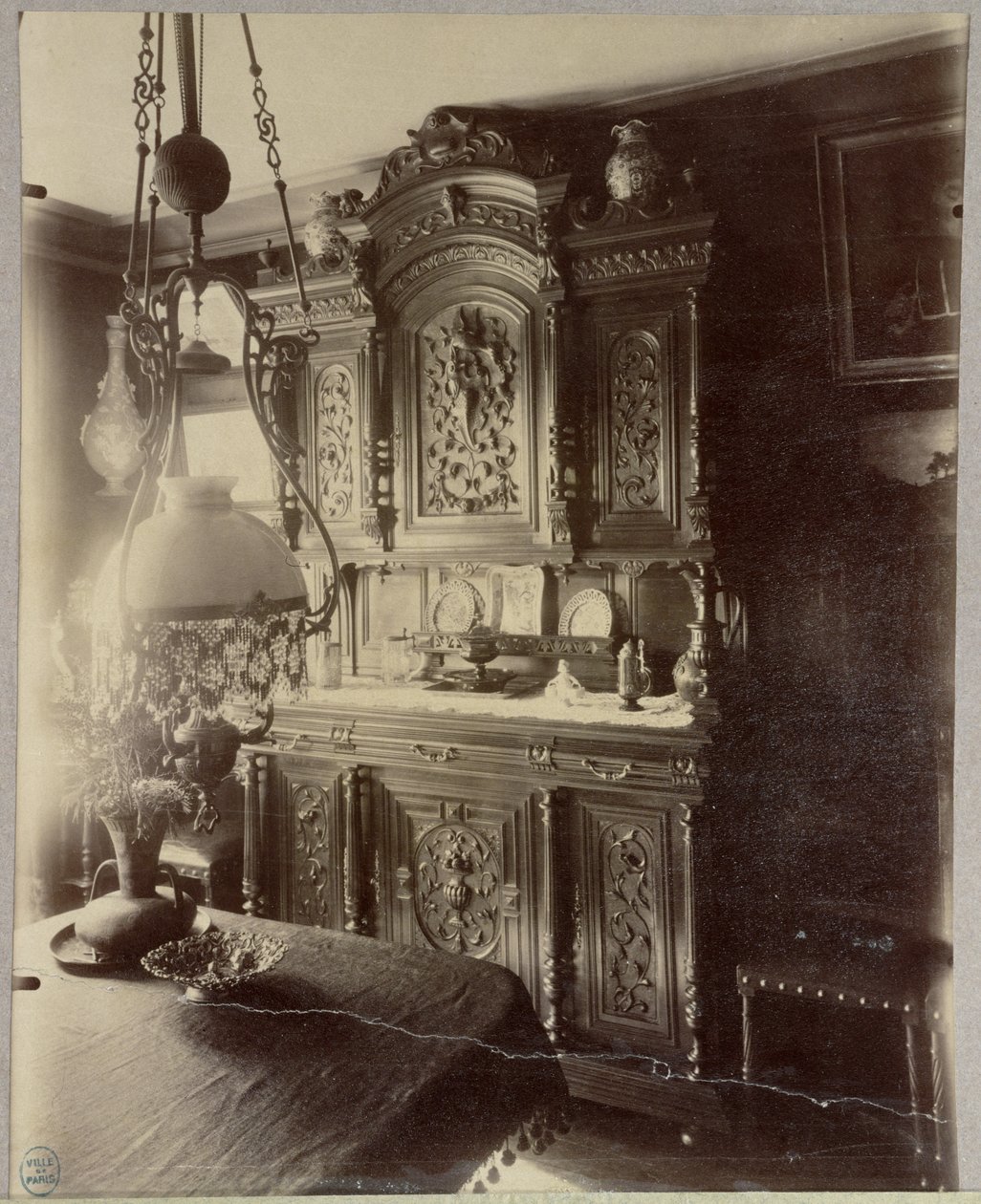 Interiør af en medarbejders hjem i Louvre-butikkerne, rue St. Jacques, Paris, 1910 af Eugène Atget