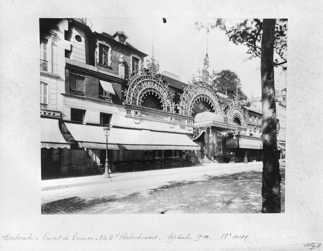 Concert de Trianon i Paris, 84 boulevard Rochechouart, september 1900 af Eugène Atget