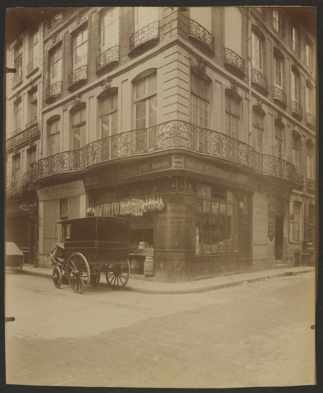 54 Rue Saint-Honoré og 1 Rue des Prouvaires, (1° Arr.) af Eugène Atget