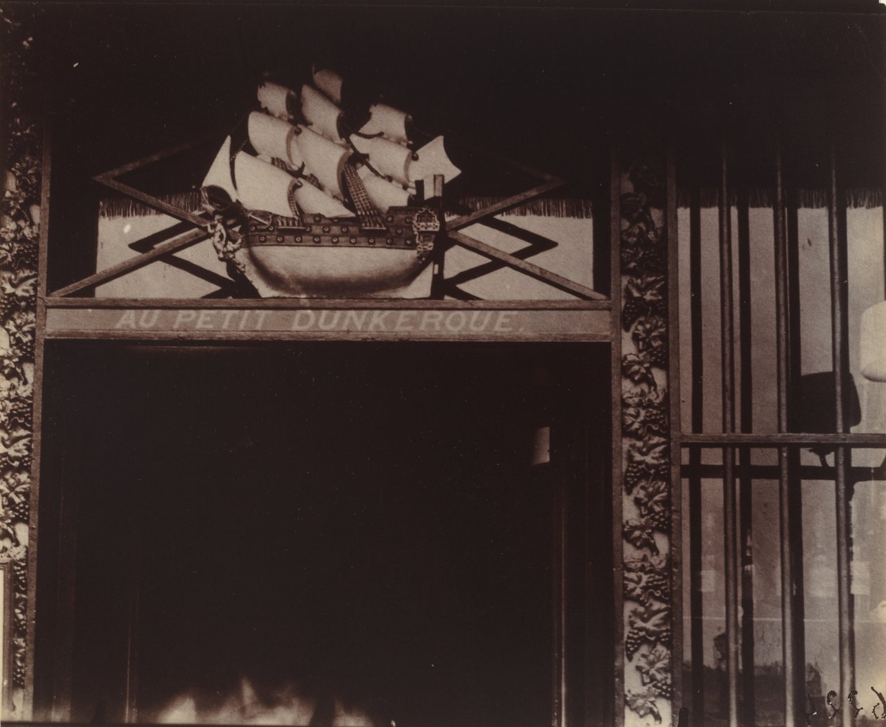 Ved Petit Dunkerque, 3 quai Conti af Eugène Atget