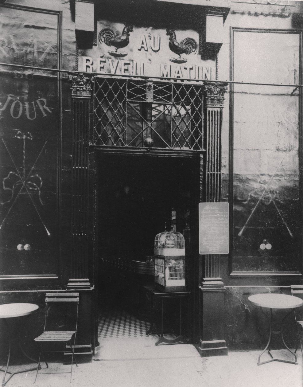 Au Réveil Matin, rue Amelot, 11. arrondissement, Paris af Eugène Atget