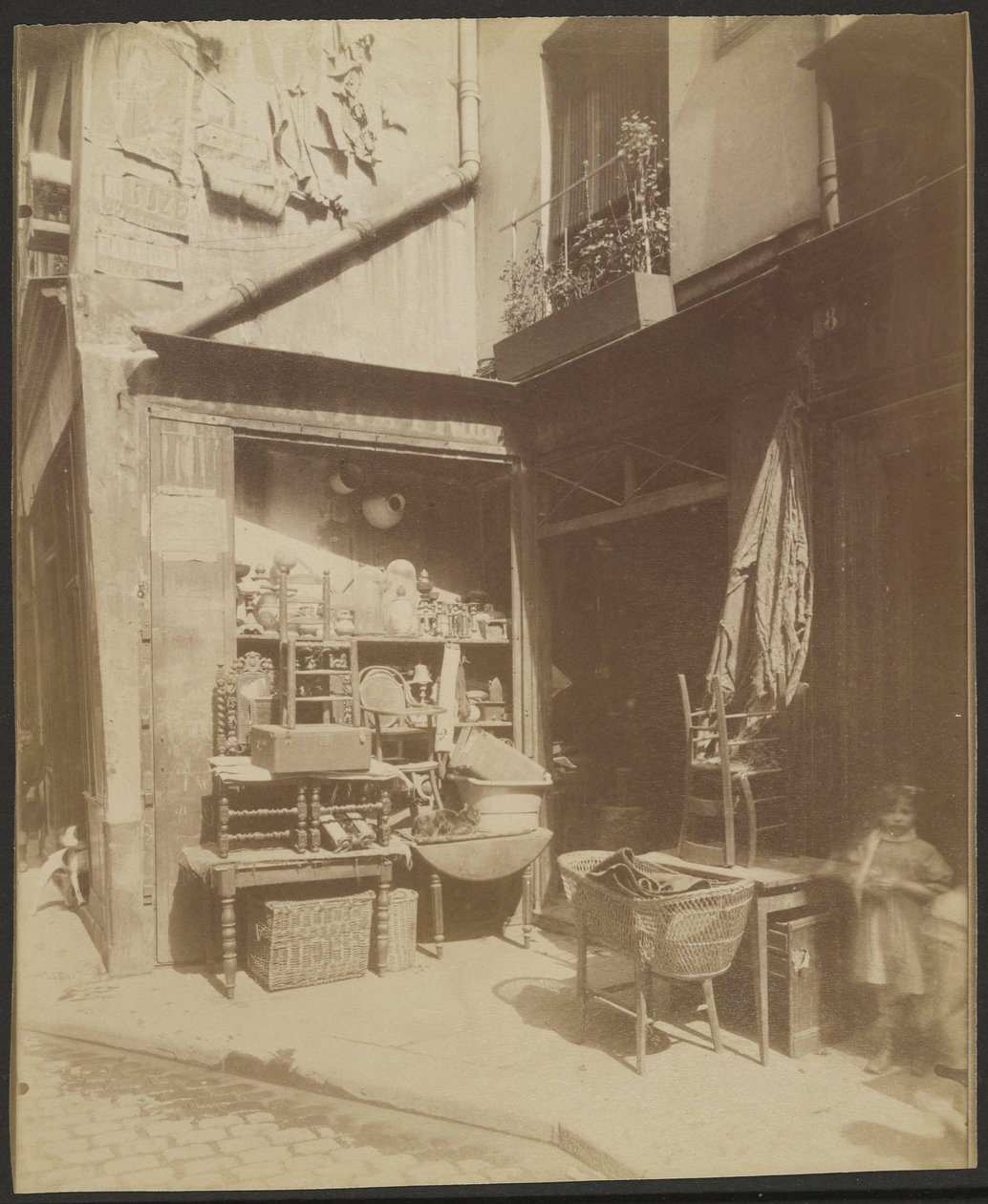 Brocanteur, Un Coin de la Rue Beaubourg, 8 (4) af Eugène Atget