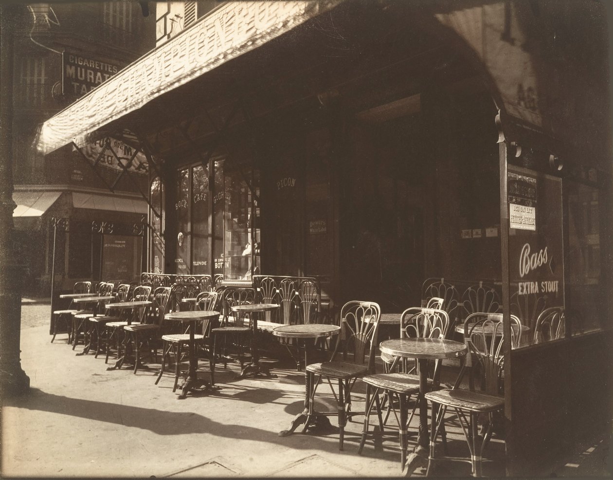 Cafe, Avenue de la Grande-Armee, 1924-1925. af Eugène Atget