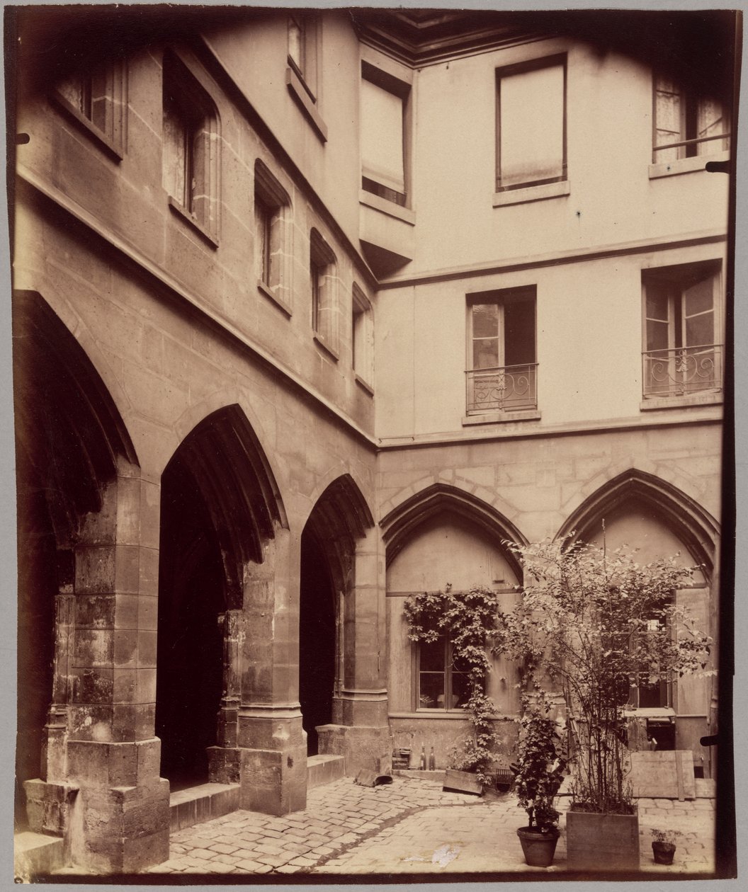 Cloître des Billettes, 24 rue des Archives af Eugène Atget