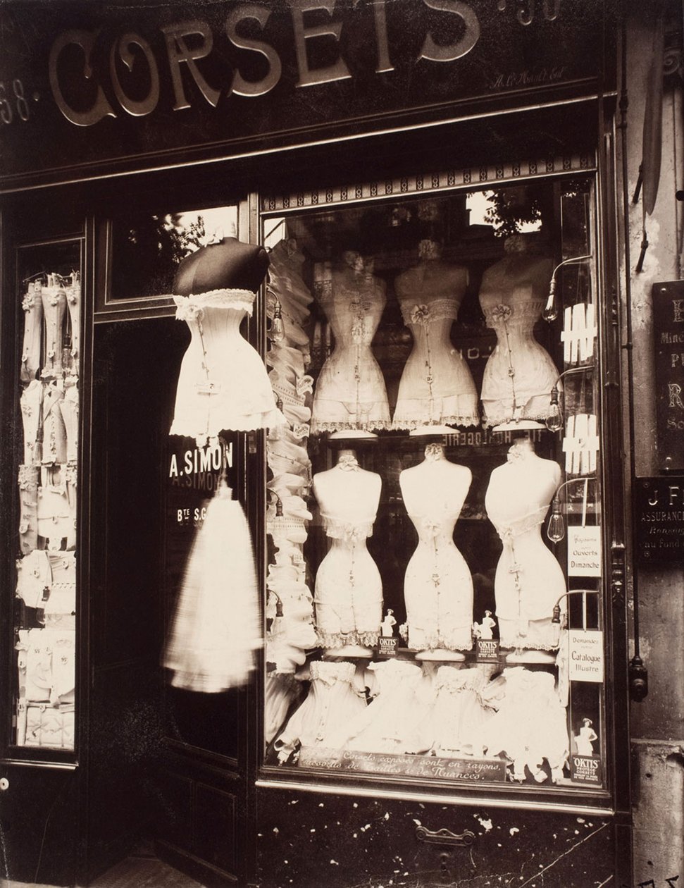 Korsetter. Boulevard de Strasbourg, 1912 af Eugène Atget