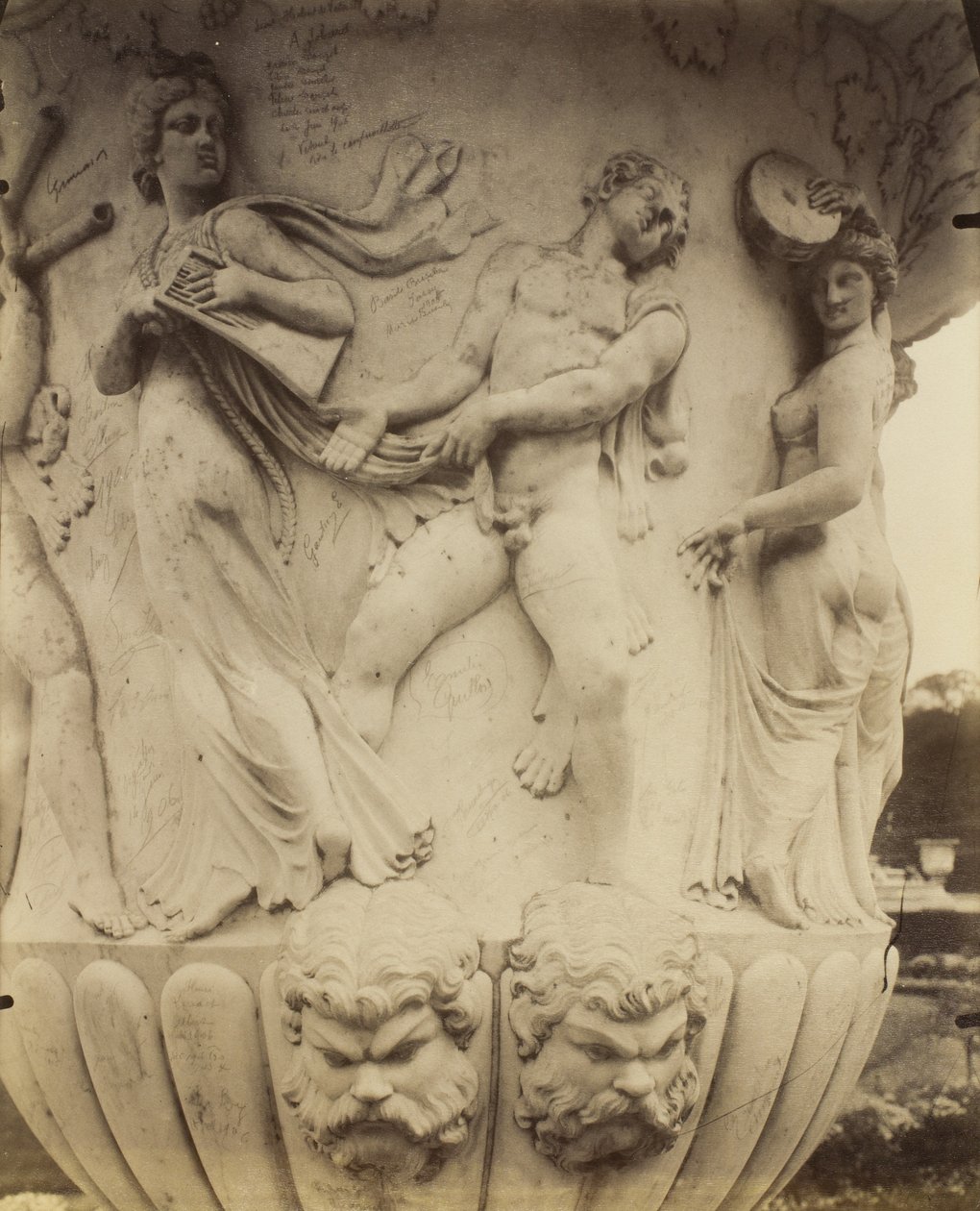 Detalje af en vase i Versailles, 1906 af Eugène Atget