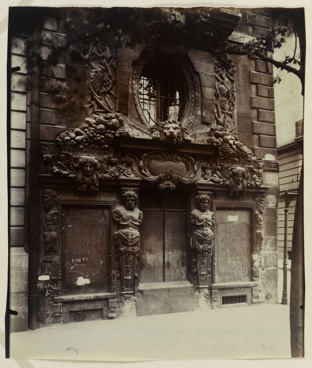 Hôtel de Fieubet eller Hôtel de la Valette (nuværende privat etablissement i Massillon), 2 bis quai des Celestins, 4. arrondissement, Paris (albumin print) af Eugène Atget